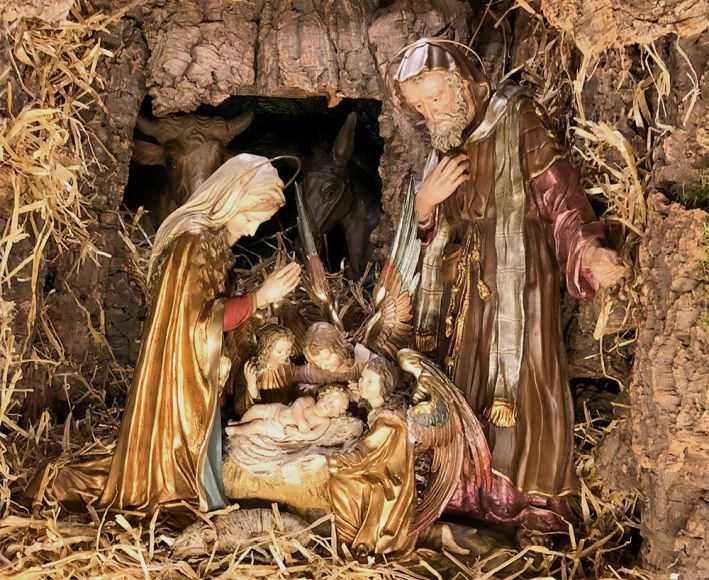 Stall mit Maria, Josef, dem Kind, Engeln und den Tieren Ochs und Esel