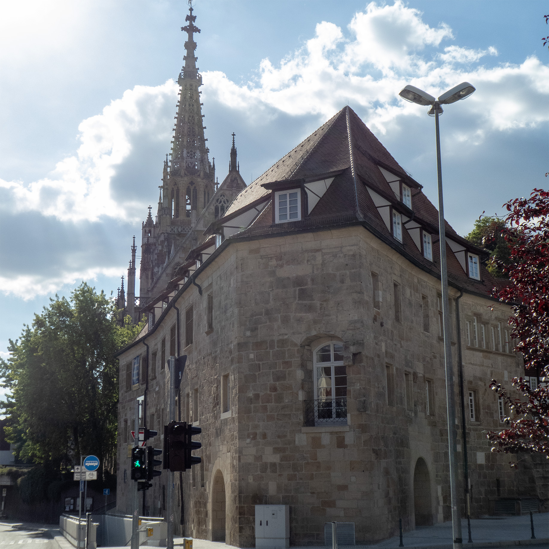 der Salemer Pfleghof von Osten, im Hintergrund die Frauenkirche