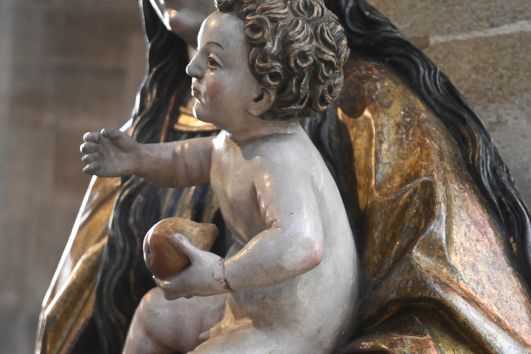 das Kind der Mondsichelmadonna trägt eine Birne