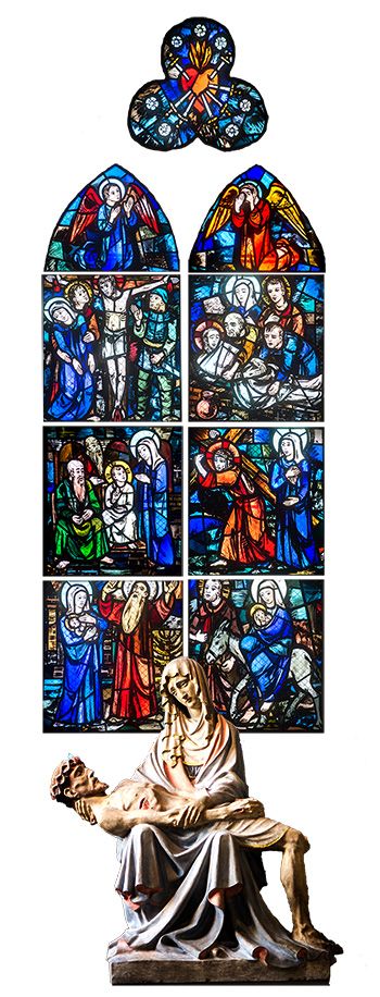 Photographie des Marienfensters mit der Pietà