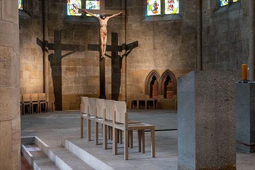 Ambo von Ulrich Rückriem mit Blick auf die drei Kreuze