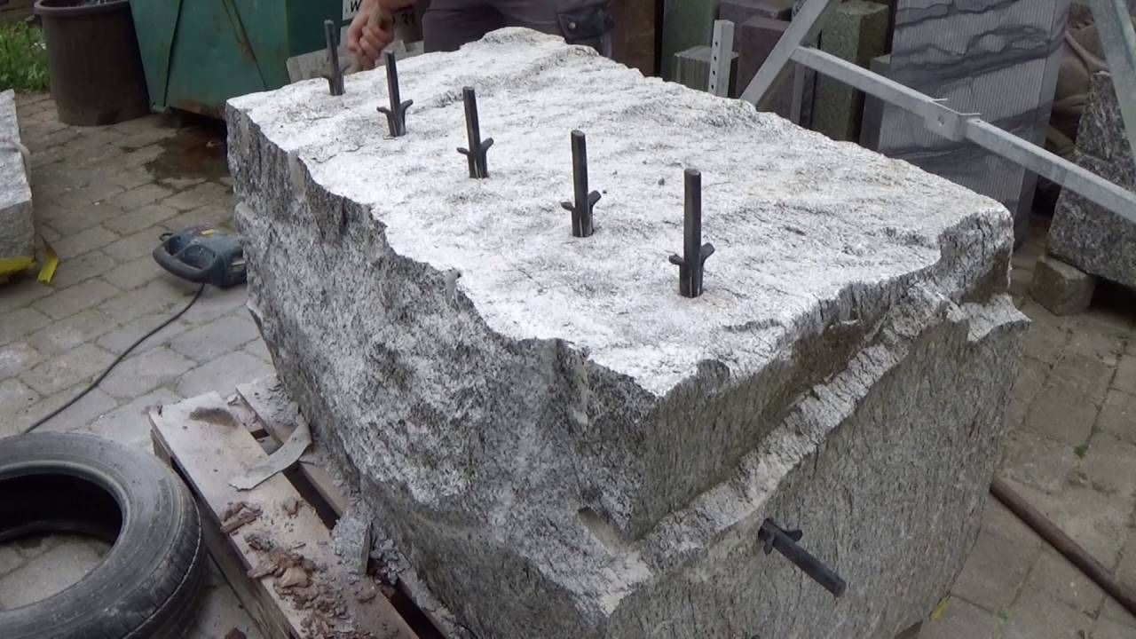 Spalten von Naturstein im Steinbruch