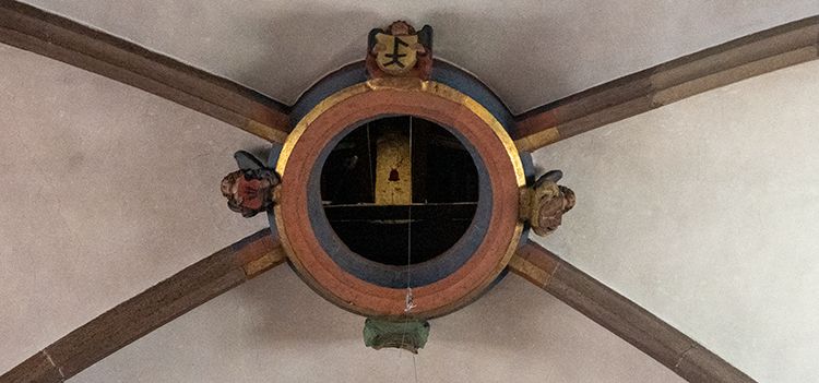 geöffnetes Heilig Geist Loch = ringförmiger Schlussstein mit Engeln und Wappenschild