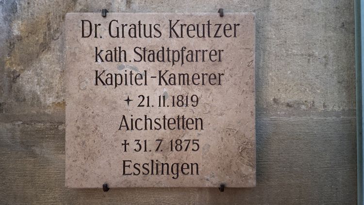 Ausschnitt aus der Grabplatte von Pfarrer Dr. Gratus Kreuzer dem Stadtpfarrer, der das Münster für die katholische Gemeinde erwerben konnte