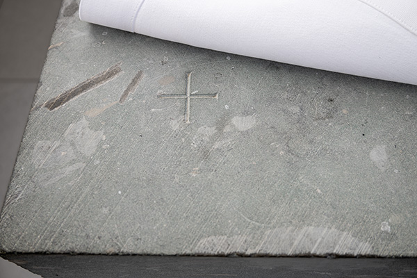 Weihekreuz in der Mensa des Altares