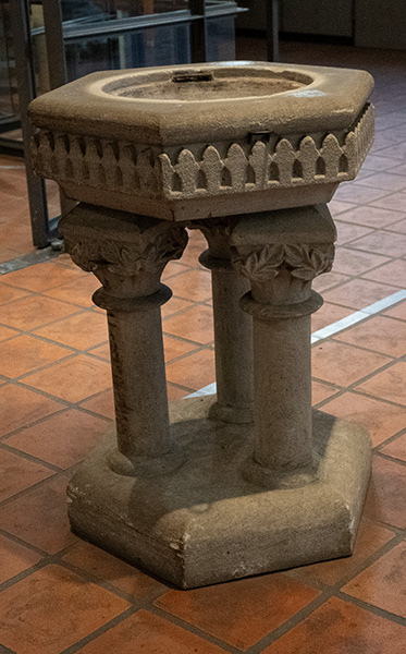 Weihwasserbecken, ehemaliger Taufstein