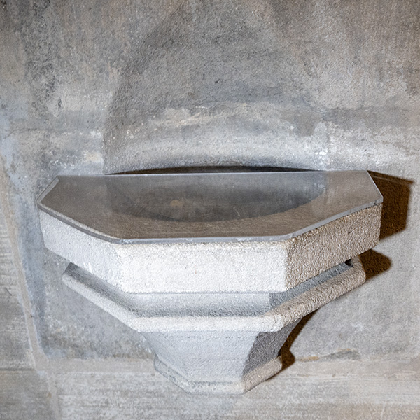 Weihwasserbecken am Nordportal