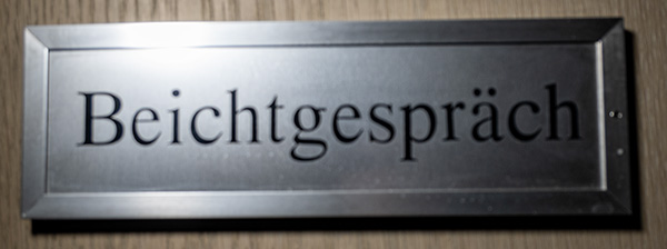 Schilder am Beichtzimmer