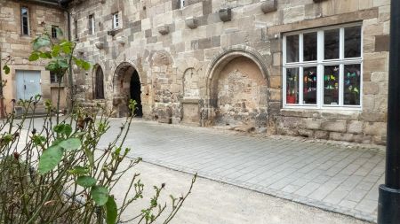 östliche Begrenzungsmauer = Westmauer des Ostflügels des Klosters