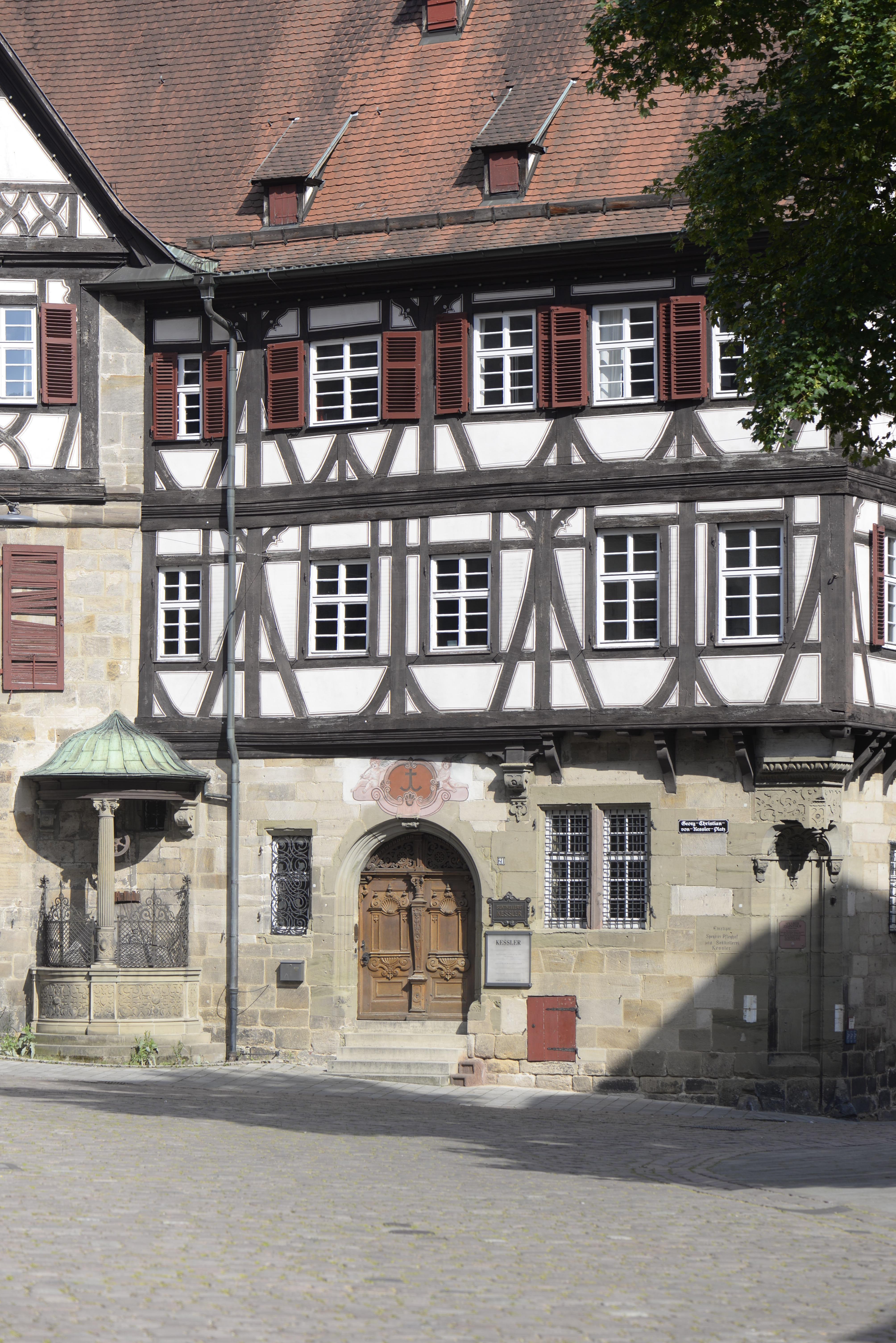 Westfassade des Pfleghofes